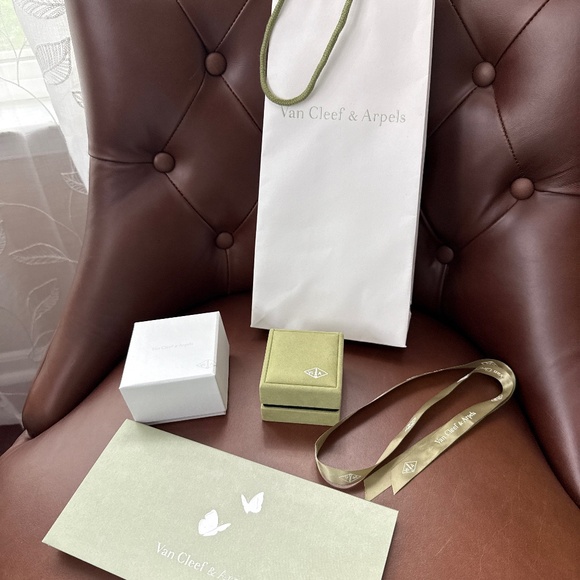 Van Cleef & Arpels Necklace Box/Gift Box, Bag, Ribbon, and Envelope Set - Picture 1 of 2